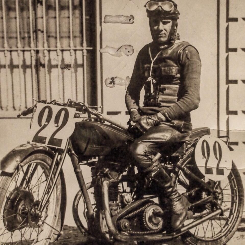 Один из мотоциклов Rudge мотоциклетной Скудерии Феррари. На переднем крыле – логотип с гарцующим жеребцом.