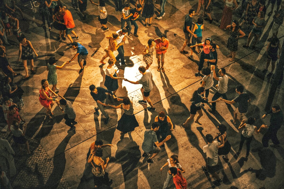 Особенно классно выученные движения  оттачивать на танцевальных вечеринках.