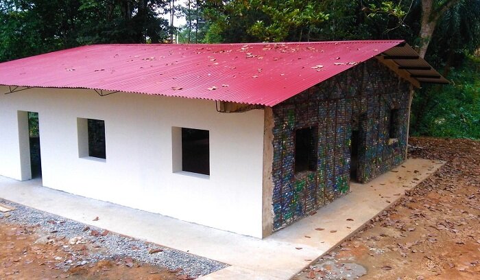 Plastic Bottle Village – пластиковая «бутылочная» деревня.