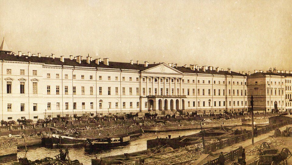 Екатерининский институт в Санкт-Петербурге.