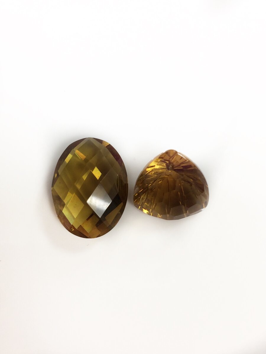 Под светом лампы