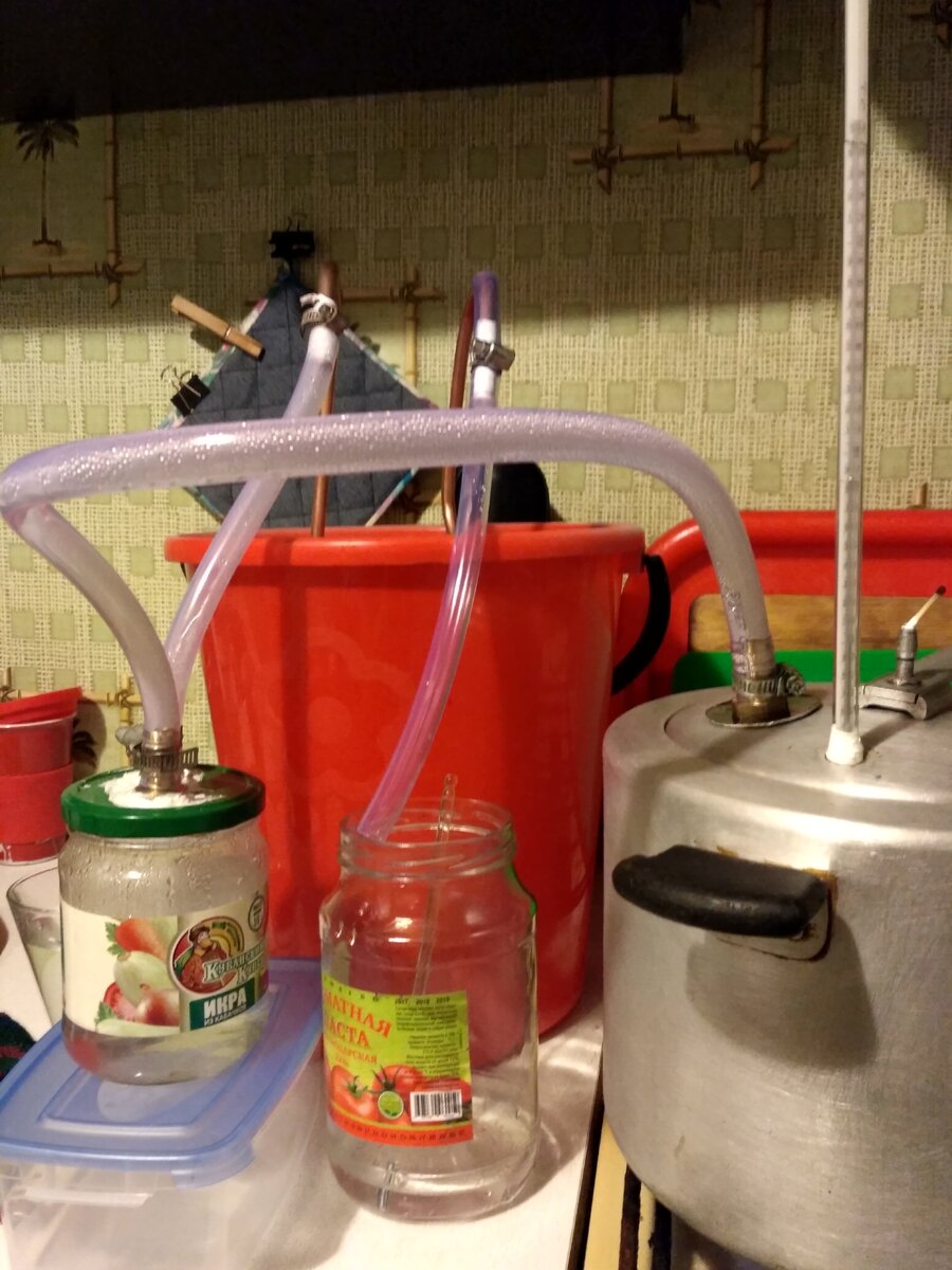 Собранный на коленке самогонный аппарат менее чем за 1000 рублей.