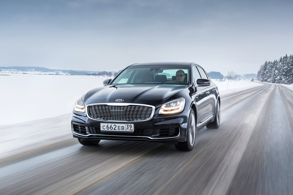 Kia K900 доступен с двигателями V6 и v8 мощностью 249 и 413 л.с.