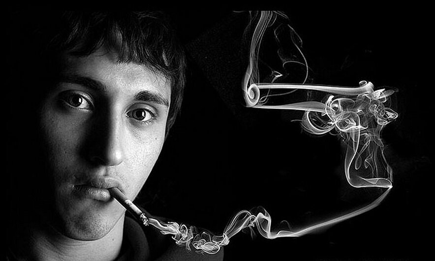 Почему мужчины курят. Парень с сигаретой. Социальная реклама курение. Социальная реклама сигареты. Фотосессия против курения.