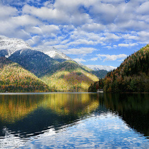 Абхазские курорты предлагают не только спокойный пляжный досуг, но и прогулки по горным тропам наедине с дикой природой. Апсны, или «страна души», как называют её коренные жители, является также не менее подходящим местом для семейного отдыха с детьми в Абхазии. Достопримечательности этих мест привлекают фотографов, любителей старины и ценителей нетронутой природы.
Сухуми
Сухуми представляет собой кладезь исторических памятников, а возраст самого города насчитывает более 2,5 тысяч лет. Стоит взглянуть на Великую Абхазскую стену, крепости турецких янычар и руины Себастополиса.
Прогуляйтесь по здешнему Ботаническому саду, где представлено более 5 000 растений и цветов. Если останется время, навестите обезьянок в местном питомнике, а затем пройдитесь по набережным от дендропарка до торгового порта, насладившись целом рядом достопримечательностей по пути.
Уделите отдельное внимание руинам древней крепости Сухуми, которая была построена ещё в 1-2 веке до нашей эры. Впоследствии это сооружение было разрушено, и остатки былого величия можно сфотографировать.
Экскурсии на любой вкус. Для любители истории доступны ценные экспонаты в государственном музее Абхазии, а ценители искусства не остануться равнодушными в картинной галерее, где представлены полотна местных художников.
Также в Сухуми существуют религиозные постройки различных. Это и христианские монастыри, лютеранские и католические церкви, синагога. Стоит посмотреть на Кафедральный собор Благовещения.