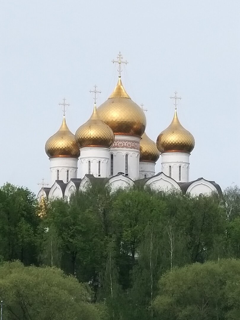 Родник песня белый храм. За родником белый храм текст. За родником белый храм текст. За родником белый храм кладбище старое. Родник песня белый храм.