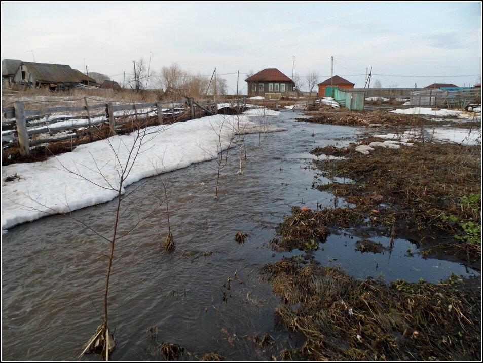 Так тело по весне, прямо по огороду, но воды уже меньше тут.