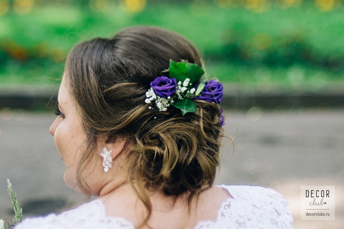 Фото: свадебная прическа с живыми цветами от Decor club