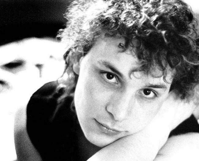 Он отвечал тогдашним представлениям о привлекательности - худой, модный, ловкий. Источник - http://andreirazin.ru/ 