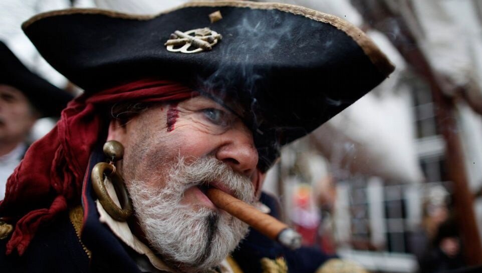 Какой полководец носил повязку на глазу. Одноглазый пират. Для чего пираты носили повязку. Пираты почему закрыты глаза.