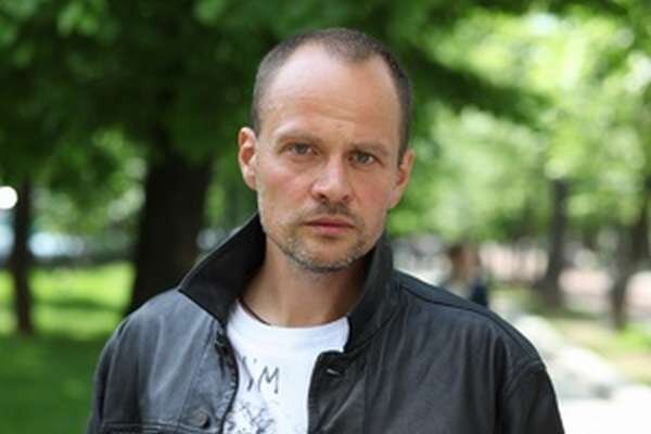 Он всегда находится в окружении большого количества друзей, и в большинстве случаев они женского пола. Благодаря своему природному обаянию и внешней привлекательности он без труда завоевывает сердца девушек, ну или как минимум располагает их к себе. Кстати, интересоваться девушками он начинает довольно рано.