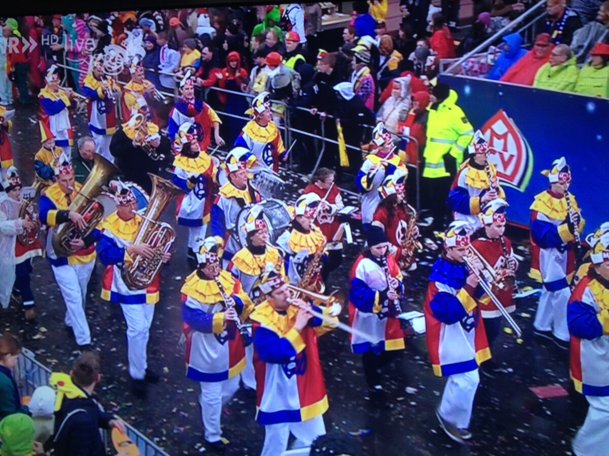 Массовые шествия сопровождаются большим количеством духовых оркестров.