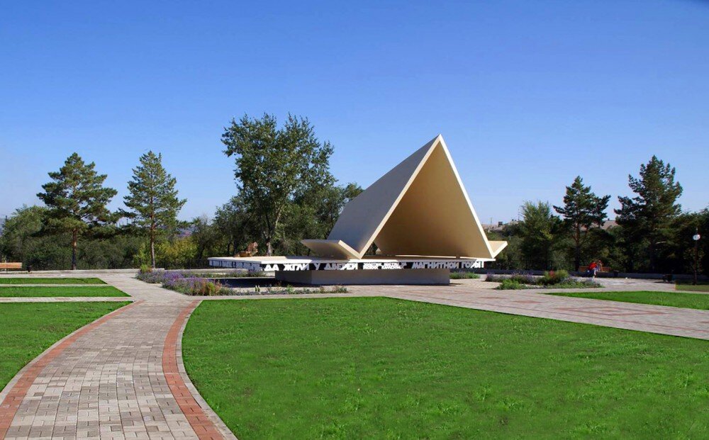 «На основании монумента высечены стихи первостроителя Магнитки, рабочего-поэта Бориса Ручьева: Мы жили в палатке с зеленым оконцем, Промытой дождями, просушенной солнцем,
 Да жгли у дверей золотые костры
 На рыжих каменьях Магнитной горы.»  Википедия: https://ru.wikipedia.org/wiki/Первая_палатка 