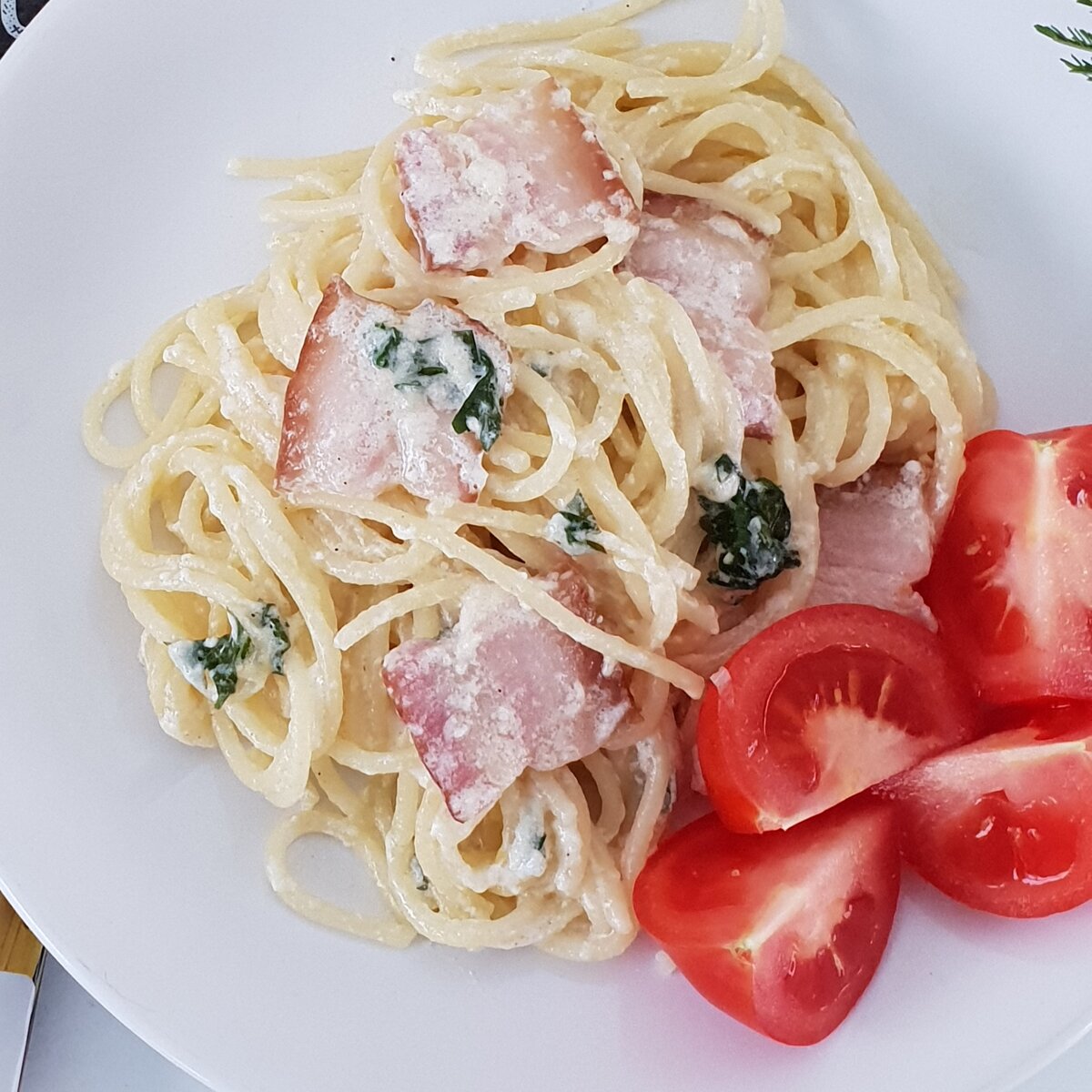 Рецепт пасты карбонара с курицей и сливками. Паста карбонара с беконом. Паста карбонара с Бикон. Фетучини карбонара. Спагетти для пасты карбонара.