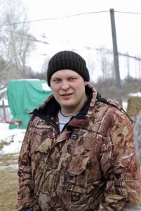 То, что зимовка в хозяйстве идет хорошо, понятно без слов. Скот упитанный, ухоженный, чистый. Оказывается, что поспособствовали этому необычные условия содержания. Большую часть зимне-стойлового периода животные провели не на основной стоянке, а в Калачевом логу, в четырех километрах от села, где в их распоряжении была большая территория, возможность вволю ходить, вволю пить и, конечно, есть. От ветров защищали поветки, от морозов — толстая подушка из сена, на такой не простынешь.