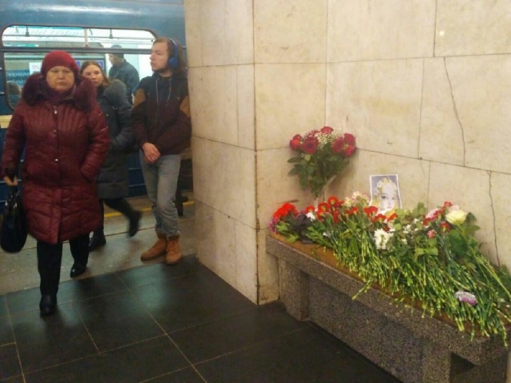 Цветы у стихийного мемориала жертвам теракта на станции метро "Технологический институт". Фото "Невские новости" 