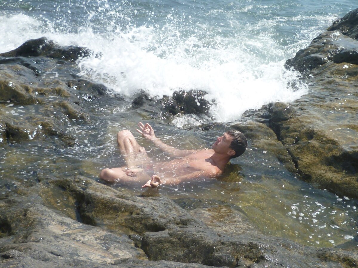 Эта статья - вишенка на торт. Здесь кратко о сути йоги, и о том что такое йоговская медитаци,а самое главное - дан метод, как ей заниматься. Как сказано в сутрах Патанджали "йога ш читта вритти ниродхах".Читта - сознание, вритти - повороты, движения, ниродхах - не рождать, не создавать. Эта строка больше о состоянии, а не о методе. О том чего нет в этом состоянии. Далее, в следующих строках идет перечисление этих состоянии, "вритти", которые "ниродхах", которых не должно быть. Это постижение (иными словами восприятие), размышление, воображение, сон и воспоминание (есть еще "превратное понимание", но не суть). То, что осталось - и есть йога.😊 Теперь о методах достижения йоги. Традиционно - восемь супеней, хотя правильно "анг" - ног, частей. Яма, нияма, асана, блабла. Здесь многие путаются, пытаясь разобраться в мозгах мужика жившего в четвертом веке, поэтому я, мужик 21го века, вношу ясность. Основных частей - три. Первое - регламентирующие принципы. Второе - физическая культура. И третье - Медитация. ☝Медитация - самое важное, остальное в помощь. Как медитировать, как успокоить свой разум? Методов, как я указал ранее, много. Сегодня рассмотрим старый йога-метод - пассивную концентрацию. Необходимо удобно сесть. Неважно как, можно просто в кресле - главное вам должно быть удобно. Только голова без опоры - ни на что ее не наклоняем! Затем посидите примерно минуту с закрытыми глазами, легко обратите внимание на свои мысли. Здесь мы отрезаем основной (зрительный) канал восприятия, остальные потом тоже отсекутся. Теперь наша задача "выключить" размышление сотоварищи. Для этого используется мантра. "Шрим", "хрим", "крим" - возмите любую, все хороши! После того, как вы посидели минуту с закрытыми глазами начните мысленно повторять мантру ЛЕГКО. Позвольте ей самой идти, не повторяйте ее ритмично. Это и есть пассивная концентрация. Можно сказать - "я же воспринимаю мантру, это же восприятие!?" Да, это восприятие внутреннего звукового объекта, однако этот процесс во первых позволит вам выключить остальные "читта вритти", а во вторых - сведет на нет сам себя, если вы не будете жестко контролировать повторение мантры. Помните - мантра "течет", "плывет", "поет" сама. Вы позволяете ей быть такой какая она есть. А если будете ритмично бубнить - свалитесь в жесткое, концентрированное восприятие. 
Двадцать минут повторяем мантру таким образом. Очень важно понимать одно - вы периодически будете "срываться" в "читта вритти", то есть отвлекаться на размышление, восприятие или даже засыпать ))). Например сидим и нога зачесалась (кинестетическое восприятие) или вспомнили, что "Машка из соседней квартиры тыщу заняла и не отдает" (память) или же просто сидим и размышляем как нам Россию обустроить. ЭТО НОРМАЛЬНО. Просто легко возвращайтесь к мантре и снова продолжайте ее "думать" легко, без усилий. Через двадцать минут заканчиваем думать мантру и некоторое время (две-три минуты) просто сидим с закрытыми глазами. Вуаля - вы чуток прикоснулись к йоге! Медитируя таким образом вы периодически будете переживать (поначалу коротко и неясно) безобъектное состояние "я есть". Это состояние "белого листа". Оно неявное поначалу - "вритти" сильны и покажется даже, что вся медитация проходит в "думках". Не вы первые))) Это опыт миллионов. Критерии того что у вас все получается просты. Манра "успокаивается", кажется что она затихает, исчезает. Успокаивается дыхание, вы чувствуете расслабление. Иногда возникает сонливость. После медитации - бодрость и ясность, спокойствие и дружелюбие.