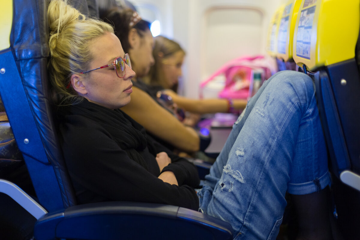 Буду сидеть в самолете и думать. Самолет с пассажиром. Девушка в самолете. Спать в самолете. Неудобные кресла в самолете.