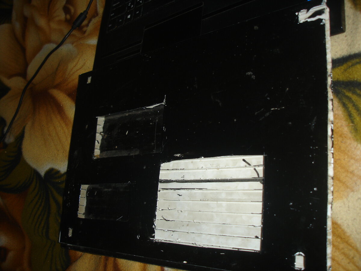 Уже 3 года, активно, пользуюсь подставкой, сделанной своими руками. Местами поломалась.