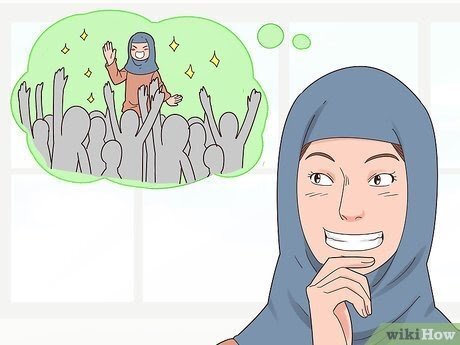 1Определите, насколько известным вы хотите стать. Существуют различные уровни известности. Так, человек может стать известным в школе или на работе. Можно получить известность в родном городе и стране. Если мыслить в более широких масштабах, то далее следует всемирная слава. Каждый уровень известности имеет свои уникальные преимущества и недостатки, поэтому вам следует выбрать, как вы хотите прославиться.прославиться. 

2
Придумайте уникальное решение проблемы. Задумайтесь над проблемами в своей жизни или окружающем мире. Если создать уникальное решение или изобретение, это поможет вам прославиться и стать известным.[1]
Например, Мария Кюри стала известной ученой и изобрела рентгеновский аппарат.
Задумайтесь над своими проблемами. Возможно, вы постоянно опаздываете или каждый день ищете свою обувь. Какие решения можно придумать, чтобы избавить себя и окружающих людей от подобных проблем?

3
Выделяйтесь в толпе. Иногда достаточно оставаться собой, чтобы вас заметили: иметь особый взгляд на мир или необычный способ совершать обычные действия. Главное — оставаться собой и поступать по-своему. Не нужно меняться лишь потому, что ваш подход не похож на привычный образ действий.
Откажитесь от стереотипов. Если любите кататься на скейтборде, придумайте необычные трюки. Найдите собственный стиль в одежде, чтобы не выглядеть как типичный "скейтбордист".

4
Участвуйте в отборе на реалити-шоу. Это действенный способ получить известность. Вовсе не обязательно обладать выдающимся талантом, чтобы попасть на реалити-шоу, хотя в некоторых случаях вроде музыкальных конкурсов талант все-таки необходим. Изучите сайт программы и узнайте, где и когда будет проходить отбор.
Как правило, на отборе необходимо проявлять энтузиазм, особенно в отношении самого шоу.
Следует знать, что судьи на подобных конкурсах могут оказаться жесткими и резкими. Не нужно воспринимать их слова близко к сердцу, ведь это часть шоу.

5
Проявляйте необычное великодушие. Может показаться алогичным, но некоторые знаменитости приобрели известность благодаря тому, что помогали другим людям необыкновенным способом. Можно сделать щедрое пожертвование, собрав средства совершенно неординарным способом.
Например, у одного мужчины по имени Си Бургер были невероятно длинные брови. Их длина достигала 7,5 сантиметров! Однажды друзья Си Бургера посоветовали ему предложить людям сбрить его брови за пожертвования на благотворительность. Он согласился и стал известным в родном городе Блумфилд, штат Индиана.[2]
Например, поставьте цель испечь и продать миллион шоколадных пирогов, чтобы заработать средства на благородную цель.


6
Поставьте мировой рекорд. Еще один способ стать знаменитым — побить какой-нибудь мировой рекорд. Изучите список мировых рекордов и подумайте, какой из них вы бы могли превзойти.[3]
Следует понимать, что ваш мировой рекорд должен быть подтвержден представителем Книги рекордов Гиннеса. Вдобавок, чтобы обрести известность, следует выбрать рекорд, который будет интересен людям, а не первый попавшийся вариант.

7
Опубликуйте забавный видеоролик. В современном мире, который помешан на социальных сетях, принести 5 минут славы может даже бесхитростный ролик, если он способен захватить интернет штурмом. Не обязательно совершать нечто невероятное. Иногда достаточно ролика с котом, который занят чем-то забавным и смешным.[]
Например, опубликуйте видео, в котором вы исполняете смешную песню или делаете что-то веселое на публике. Старайтесь мыслить творчески и обязательно веселитесь! Если занятие пришлось вам по душе, то искренняя радость увеличит шансы покорить интернет-аудиторию!

Метод 2 из 3:
Как развивать талант

1
Выберите талант. Если у вас есть врожденные таланты, то задача упрощается. При этом талант должен приносить вам радость. Для работы над собой придется потратить сотни и тысячи часов, поэтому лучше не обрекать себя на страдания. Вдобавок, люди всегда подмечают искренность и страстную увлеченность, которые помогут вам прославиться.
Например, можно стать артистом или творческим человеком — музыкантом, актером, писателем или художником. Учтите, что вам придется продвигать себя и делать себе имя в любой выбранной сфере.
Люди часто связывают с известностью именно творческую карьеру, будь то актер или музыкант, но известным может считаться любой общественный деятель. В магазинах и ресторанах нередко узнают политиков, футбольных тренеров, местных бизнесменов и даже метеорологов.

2
Учитесь у лучших. Чужой опыт и профессиональные знания помогут развивать любой выбранный талант. Посещайте курсы, найдите наставника, смотрите обучающие программы онлайн, читайте книги из библиотеки. Делайте все вышеперечисленное, чтобы использовать систематизированный опыт и помощь профессионалов.

3
Работайте не покладая рук. Не все согласятся с тем, что усердие может сделать вас гением, но никто не станет спорить с пословицей: повторение — мать ученья. Обычно в качестве необходимых временных затрат называют магическую цифру 10 000 часов. Конечно, не обязательно постоянно смотреть на часы, но эта цифра дает представление о том, как много времени уйдет на шлифовку таланта.[5]
Например, если уделять занятию 5 часов в неделю, то потребуется 2000 недель или примерно 38 лет, чтобы стать специалистом в данной сфере. С другой стороны, если уделять этому занятию 40 часов в неделю, то можно уложиться в 5 лет.

4
Любой талант — это навык и сноровка. Если только упиваться своим врожденным талантом, вы остановитесь в развитии. При любой неудаче мы думаем "Я просто недостаточно талантлив для этого". Если же рассматривать талант как приобретенный навык, то человек будет готов работать над собой, чтобы стать лучше.[6]
Всякий раз, когда вам приходит в голову мысль "Это просто не мой конек", попробуйте думать: "Мне нужно прилагать больше усилий, чтобы приобрести необходимую успешность
Метод 3 из 3:
Как продвигать себя

1
Сделайте себя таким, каким хотите предстать перед людьми. Личный бренд всегда полагается на имидж, который необходимо развивать. Старайтесь опираться на существующие черты характера, но не обязательно показывать миру каждую грань своей личности. Сосредоточьтесь на качествах, которые делают вас уникальным.[7]
Подумайте о знаменитостях, которые создали себе определенный имидж. Например, известный шеф-повар Гай Фиери построил собственный бренд вокруг особого имиджа. Это касается многих телевизионных ведущих и владельцев популярных каналов сервиса YouTube.

2
Продвигайте себя в социальных сетях. В цифровую эпоху социальные сети стали самым главным способом сделать себе имя. Создавайте интересные публикации или видеоролики, заведите блог или фотографируйте, чтобы развивать свой бренд. Ваши материалы должны передавать личные качества, но при этом представлять интерес для пользователей. Заставьте пользователя снова и снова возвращаться на вашу страницу.[8]
Так, если вы пытаетесь продвигать свой талант, тогда делитесь роликами, которые покажут ваш талант в действии (например, песни или танцы). Также можно сосредоточиться на практических руководствах и обучать людей своим навыкам.

3
Постоянно расширяйте свою аудиторию. Даже самый лучший материал останется без внимания, если у вас не будет подписчиков. Расскажите друзьям о своей странице и попросите поделиться ссылкой с остальными друзьями. Комментируйте и оценивайте чужие записи, чтобы увеличить свою аудиторию.[9]
Следует понимать разницу между спамом вроде “подписка за подписку” и созданием реального интереса. Сообщения вроде "Предлагаю взаимную подписку" — это спам, а "Подпишись, чтобы не пропускать интересные публикации" — вполне разумное предложение. Почти все крупные сайты запрещают рассылать спам или предлагать взаимную подписку с целью расширить аудиторию подписчиков.[10]

4
Курируйте свои страницы в социальных сетях с учетом выбранного бренда. Если у вас уже есть учетные записи, то сосредоточьтесь на бренде и откажитесь от материалов, которые неуместны при выбранном имидже. Уделяйте особое внимание новым публикациям. Каждая запись или фото должны работать на имидж.[11]

5
Используйте традиционные СМИ. Если вам удалось создать личный бренд, начинайте расширять границы. Обратитесь к продюсерам местных шоу, чтобы продвигать результат своей работы вроде книги. Приготовьтесь к многочисленным отказам и проявите настойчивость.[12]
Начните с малого и шаг за шагом двигайтесь вперед. Чтобы попасть на государственный канал, важно засветиться в эфире на местном уровне.[13]
Ставьте реальные цели. Не устраивайте "ковровых бомбардировок" по всем доступным местным и общегосударственных СМИ.[14] Журналы про хип-хоп вряд ли захотят взять интервью у джазовой группы, а создателя крафтового пива точно не пригласят на винный фестиваль.

6
Не бойтесь потерпеть неудачу. Необходимо верить, что вы и ваш бренд достойны известности. Успех приходит к уверенным и настойчивым людям. Рискуйте — отправьте книгу издателю, подайте заявку для выступления на крупном фестивале. Если вы отдаете любимому занятию все силы и стремитесь к совершенству, то успех не за горами.
При этом нельзя постоянно совершать одни и те же действия, если они приводят к неудаче. Вам необходимо учиться на ошибках и становиться лучше. Например, не нужно переделывать книгу, которую отказались публиковать в двух десятках издательств. Начните работать над совершенно новой книгой.