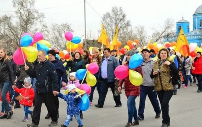 Погода в ачинске по часам. Шествие на 1 мая Ачинск. Городской праздник. Погода в Ачинске. Демонстрация 1 мая город Ачинск старые фото.