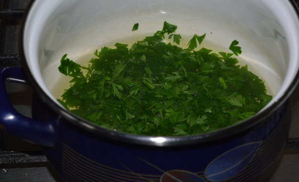 Процесс приготовления отвара из петрушки