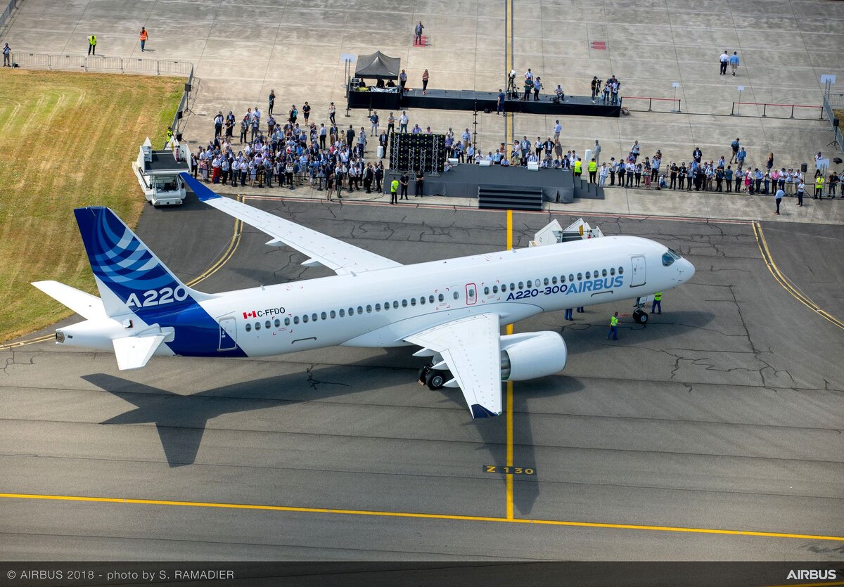 Airbus A220-300 — самый продаваемый самолёт 2018 и начала 2019 годов в сегменте от 110 до 150 кресел; был разработан канадской Bombardier, но под давлением Boeing достался третьей стороне — европейскому авиагиганту