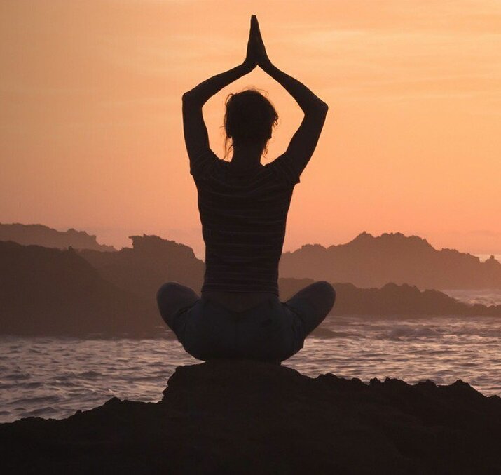 1)Медитация. Я знаю, это звучит странно, но медитация дает БЕСПЛАТНЫЕ преимущества. Безусловно самая важная вещь, чтобы помочь вам со всеми вашими проблемами. Попробуйте медитировать всего 10 минут в день / 10 дней подряд (не пропустите ни одного дня!), А затем посмотрите, что вы чувствуете.

2)Когда вы едите пищу, она расщепляется, попадает в ваш кровоток, а затем ваша кровь доставляет ее в каждую клеточку вашего тела. То, что вы едите, влияет на ваше тело, энергию, но, самое главное, на ваш разум и внешний вид.
Дело не в том, чтобы есть меньше, а в том, чтобы правильно питаться. Возьмите из каждой группы продуктов и включите много сложных сахаров. Фрукты и овощи содержат сложные сахара, а конфеты - простые. Глюкоза, сахароза и кукурузный сироп с высоким содержанием фруктозы невероятно просты, проверьте свои этикетки
Чтобы избежать накопления жира, ешьте меньше за еду и медленнее. Слушайте свое тело, когда вы полны. Мы разработали отличный механизм для получения нужного количества пищи, но мы редко слушаем его и продолжаем хорошо питаться после того, как насытим. При необходимости ешьте больше раз в течение дня, но меньшие порции
Благополучие
Это улучшится с медитацией, но наличие позитивного мировоззрения имеет большое значение. Будь благодарен за то, что тебе дают. Посмотрите вокруг на те благословения, к которым вы привыкли и которые вы забыли, - это благословения. Вспомните, как вы себя чувствовали в первый день, когда получили некоторые из этих предметов. Я не знаю, что у вас есть, но даже доступ в интернет - удивительный подарок, которого нет у многих.
3)Делай то, что любишь делать. Будь то музыка, искусство, видеоигры, спорт и т. Д. Делайте то, что радует вас каждый день. Даже если это на 15 минут. Включение других с подобными страстями - следующий шаг, который продвинет Вас к счастью.
Выйди на улицу. Греться на солнце. Цените природу. Подумай обо всей жизни. Подумай о безумии жизни. Иди погладить дерево. Шутки в сторону. Деревья так же живы, как и ты, иди один животное. Скажи привет цветам, понаблюдай, как некоторые насекомые делают свое дело, и если ты когда-нибудь действительно расстроен, то иди поиграй с собакой.