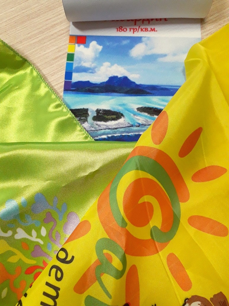 Атласный платок, бандана из полиэфирного шелка и кусочек раскладки поставщика с образцами тканей.