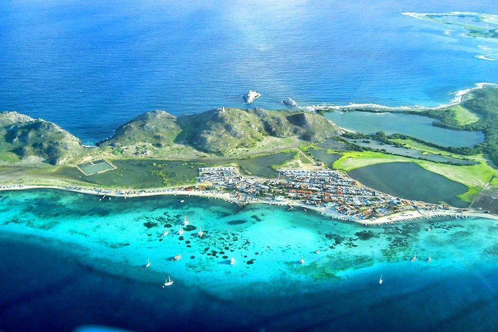 Архипелаг Лос-Рокес, остров Гран Роке (источник фото:http://www.ospreyexpeditions.com/venezuela/los-roques/)