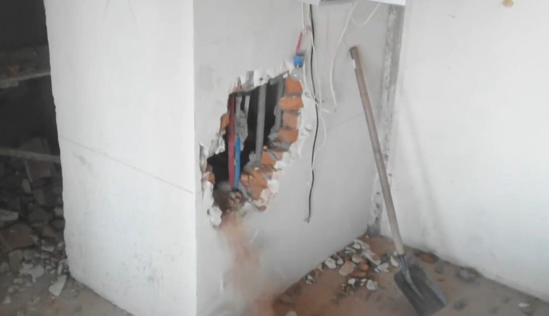 Демонтаж кирпичной дымовой трубы. Демонтаж зданий вручную. Слом кирпичной стены демонтаж строй. Демонтаж кирпичных домов. Слом кирпичной стены демонтаж строй.