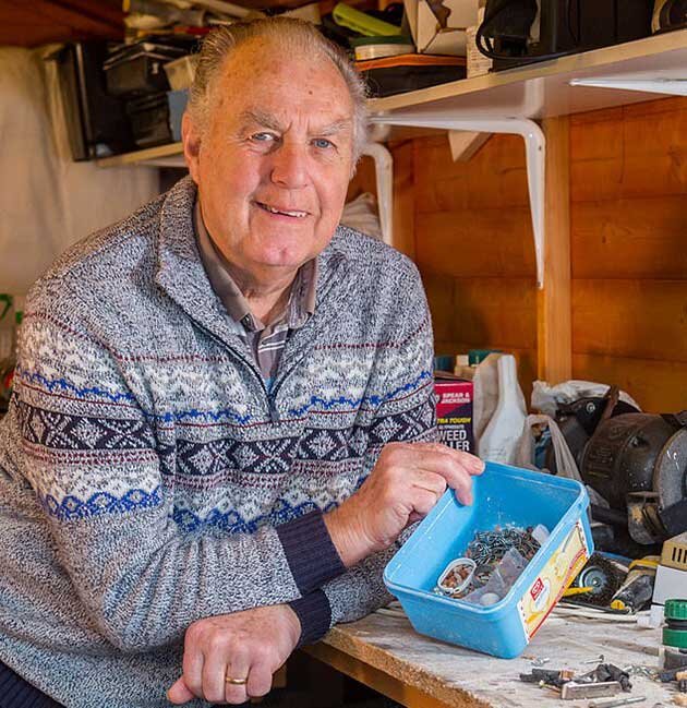 Историю про удивительно хозяйственную мышку миру поведал 72-летний пенсионер Стивен МакКирс, который ежедневно что то мастерил в своем сарае и начал замечать, что некоторые предметы, такие как гайки, шурупы, иногда отвертки или мотки проводов меняли свое место положение. Пенсионер настолько озаботился проблемами со своим здоровьем, что сам себе поставил диагноз болезнь Альцгеймера и обратился к врачу, но врач успокоил мужчину, мол, все хорошо и тот не болен.