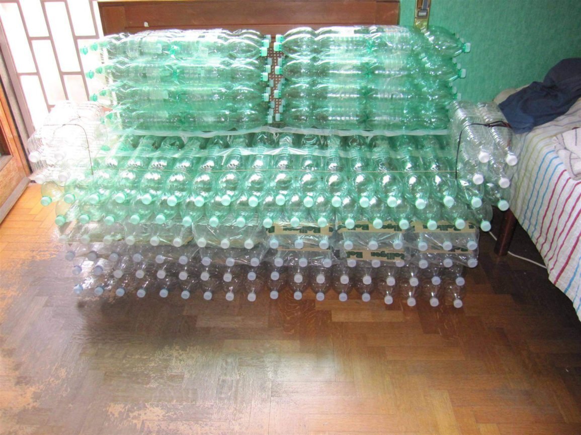 7 различных способов, как сделать мебель из пластиковых бутылок