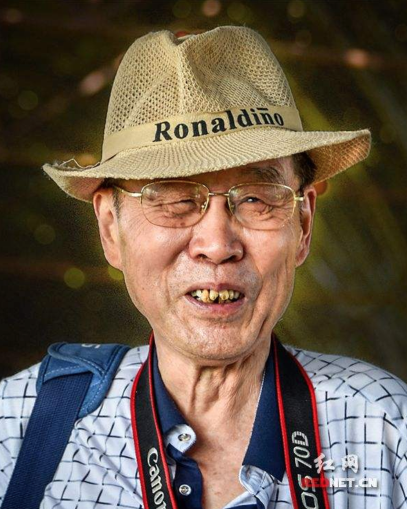 Для старшего поколения, потерять лицо - это потерять уважение окружающих. 