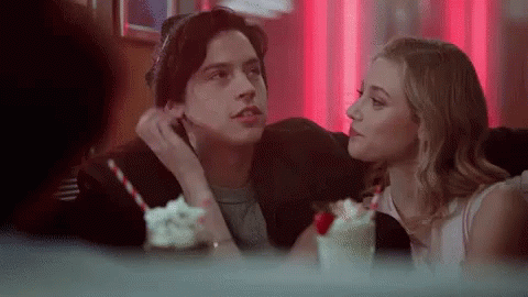 
Коул Спроус и Лили Рейнхарт в сериале «Ривердейл»