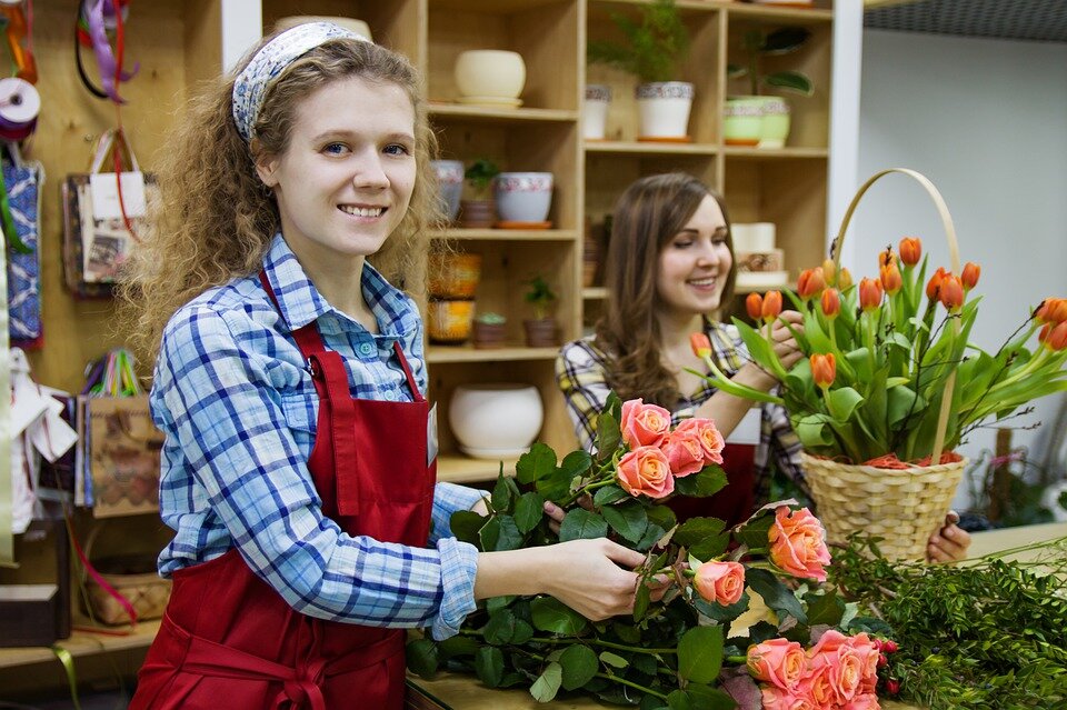 Флорист. Флорист профессия. Дизайнер флорист. Продавец цветы.