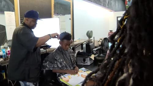 Как только маленькие клиенты оказываются в парикмахерском кресле, они немедленно утыкаются в телефоны или планшеты, но никогда не пытаются читать книги. Сам Джермейн в детстве тоже не был любителем чтения, о чём теперь очень жалеет, ведь книги развивают разум и помогают узнать много нового и интересного.