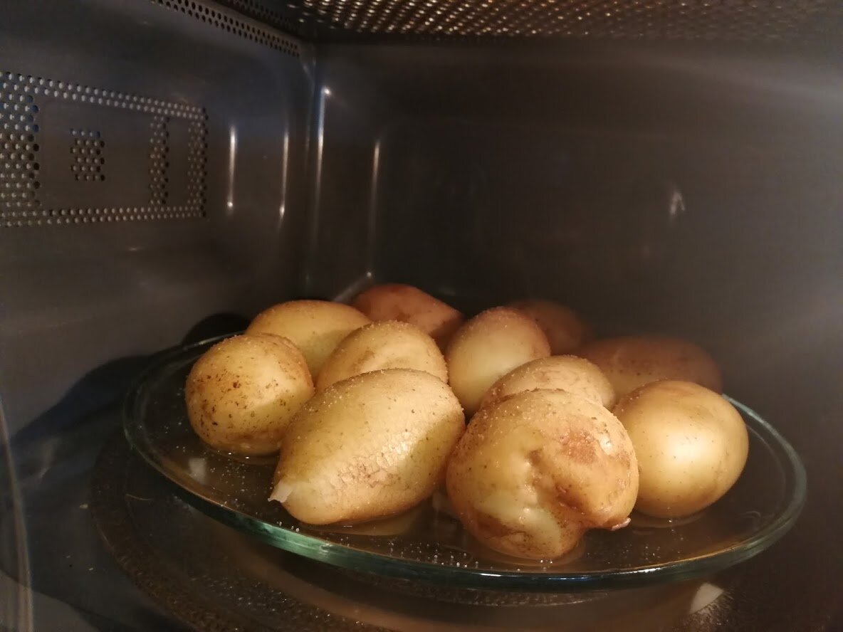 Запечённый картофель в микроволновке - Лайфхакер