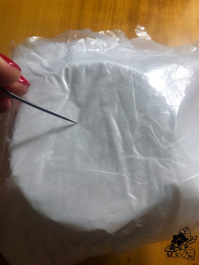 Делаем много дырочек для поступления воды.