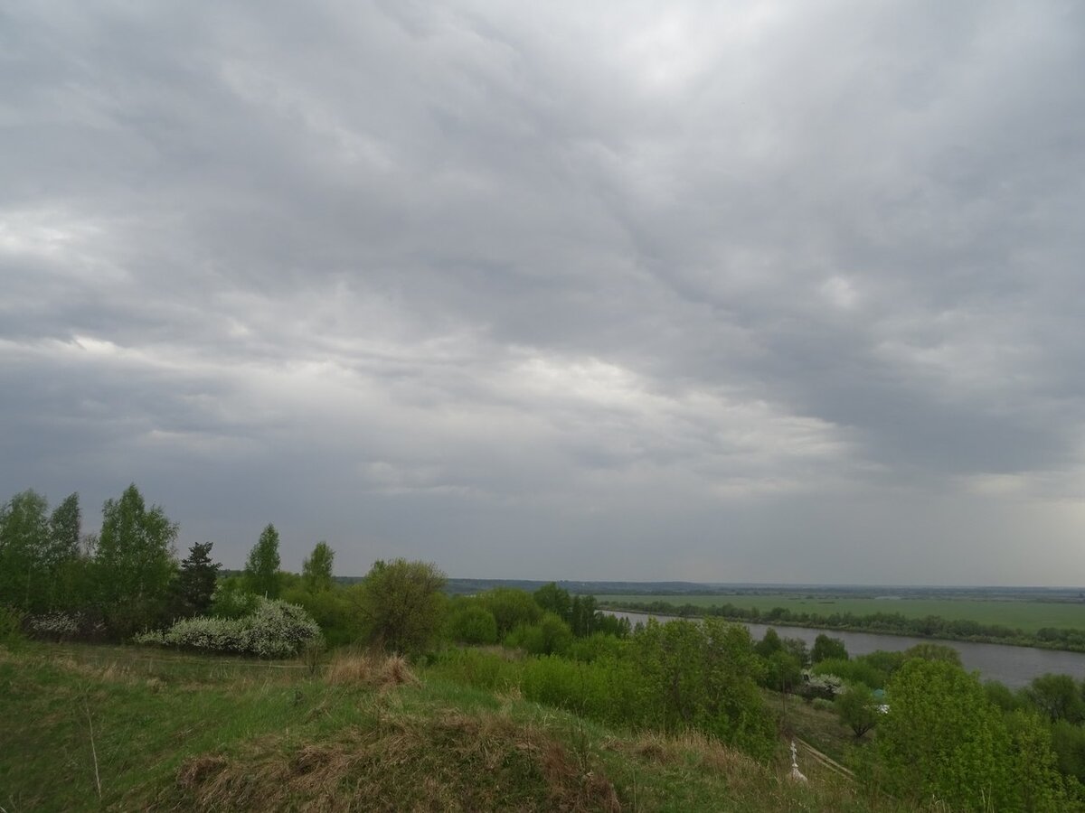 Где-то здесь жили люди в палеолите. Рядом со стоянкой археологи обнаружили посад Старой Рязани, заселенный как минимум в XII веке. Здесь было несколько деревянных церквей с кладбищем и пристань. Фото: Владимир Сергеев