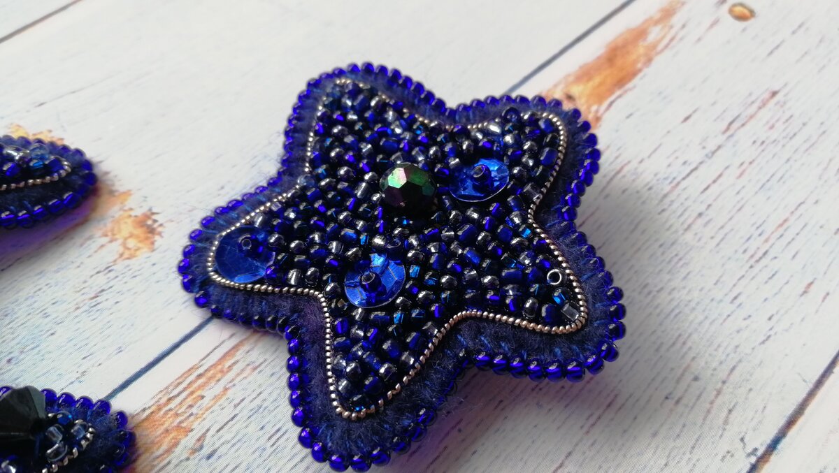 Из купленного бисера я сделала комплект брошей.
