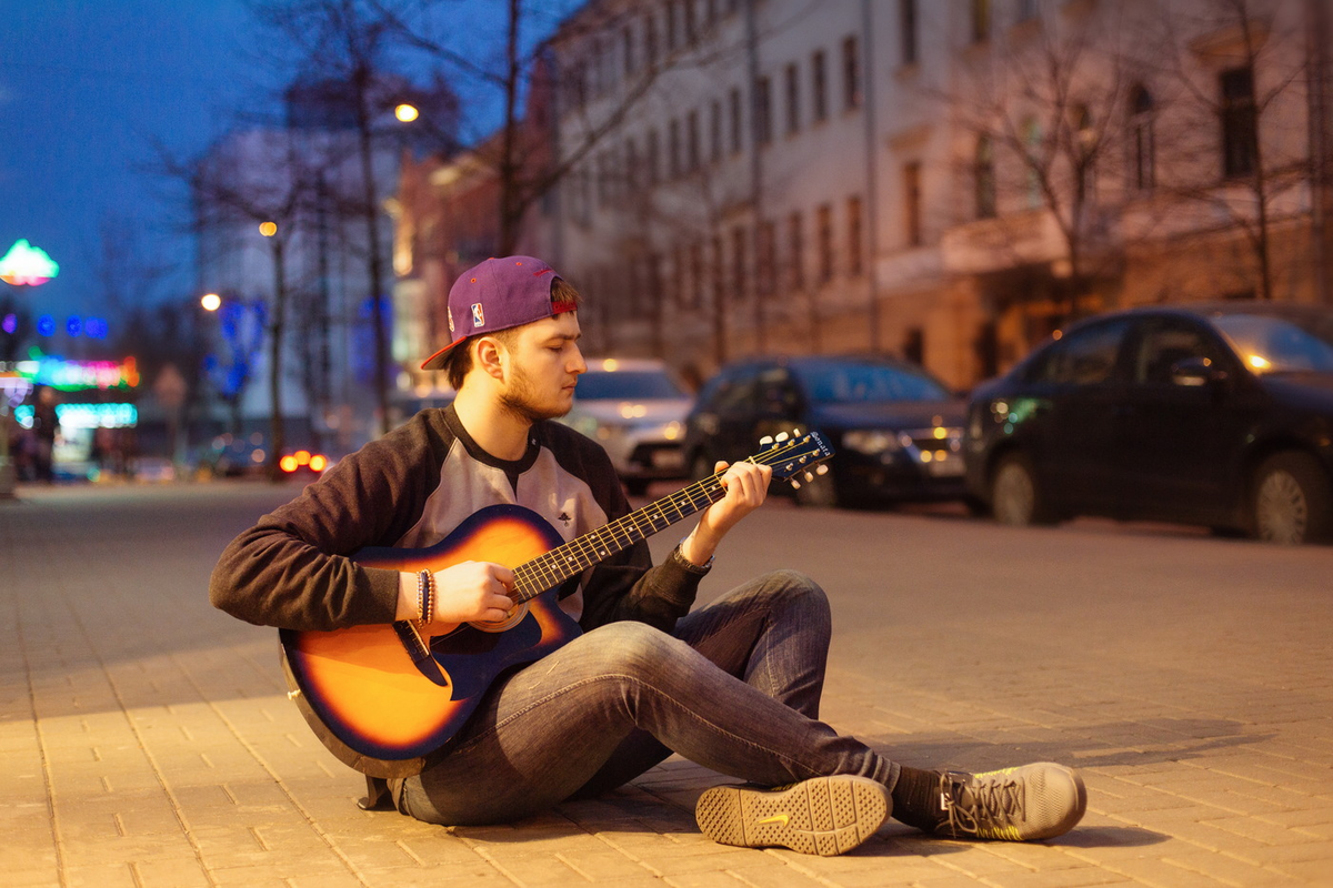 Игра на гитаре на улице