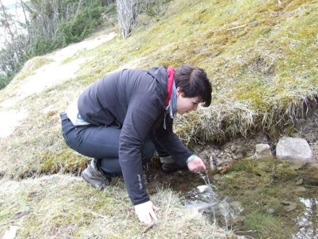 Элин Прикс  пьет из целебного источника