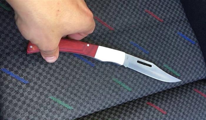 нож в машину бардачок. кобура для пистолета в авто. бита авто. вожу в машине нож. средства самообороны в машине.