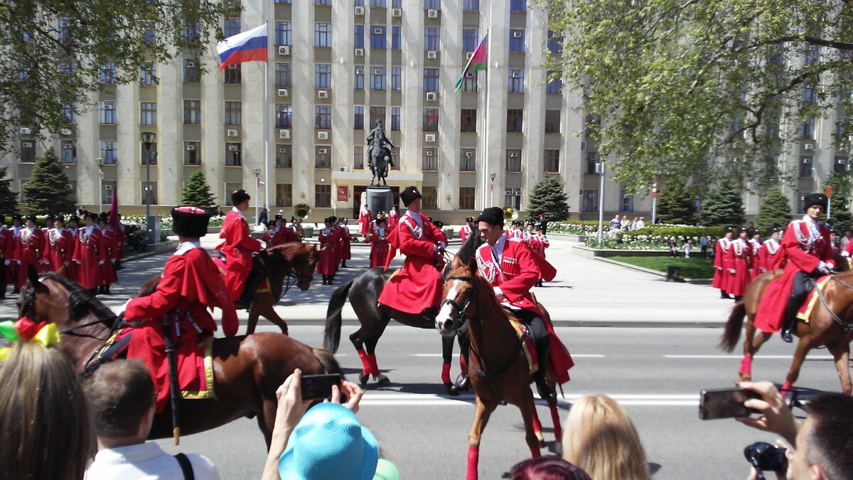 Казачий парад на главной улице Краснодара , прямо напротив администрации региона. 