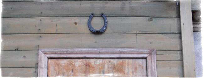 Не столь важно, сделана оберег-подкова на счастье своими руками или куплена в магазине или на ипподроме, как то, как она будет размещена. Положение подковы «рожками вверх» символизирует полную чашу, богатство и привлечение положительной энергии. В расположенном концами кверху оберег будет накапливаться счастье, удача и благосостояние.