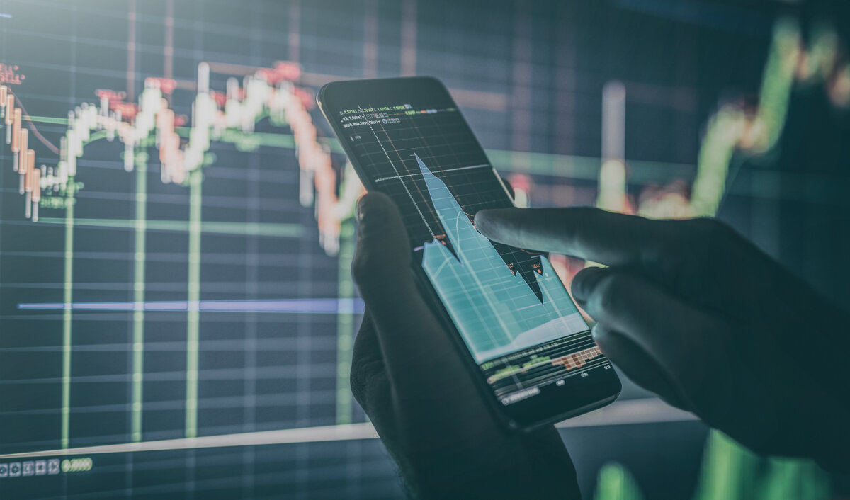 
Спрос на российские активы снижается на фоне уменьшения аппетита к риску. Давление на мировые рынки оказывает возросшая неопределенность с американо-китайскими торговыми переговорами. Этому способствовали заявления президента США о том, что он не уверен в проведении в текущем году встречи со своим китайским коллегой, на которой планировалось заключить первую фазу сделки. Возможно, что сегодня Трамп скажет что-то новое по этому вопросу в ходе своего выступления в Экономическом клубе Нью-Йорка.

На россисйком рынке вчера хорошо смотрелись акции "Сургутнефтегаза" (+4%), которым все-таки удалось обновить октябрьский максимум и установить новый на уровне 49,27 руб. Индекс МосБиржи при этом снизился на 0,4% до 29,61,46 пункта, РТС опустился на 0,5%, финишировав на отметке 1460,84 пункта.

ОБРАТИТЕ ВНИМАНИЕ

Индивидуальный инвестиционный портфель

Защита капитала до 100%, доходность до 55% годовых, инвестиционные решения от 300 000 руб., на срок от 9 до 12 месяцев!


"Норникель" может выплатить дивиденды за 9 месяцев в размере 604,09 рубля на акцию. Георгий Ващенко, начальник управления операций на российском фондовом рынке ИК "Фридом Финанс", напоминает, что в 3 квартале цена на никель выросла с $12 тыс. за тонну до $18, и сейчас, несмотря на коррекцию, она все еще выше средней. Цена на палладий также приблизительно на 10% выше среднего уровня за 3 квартал. Ожидается, что по итогам года выручка ГМК составит $12,8 млрд, EBITDA $7,1 $ млрд, а прибыль $4,8 млрд. По мнению аналитика, в краткосрочном плане акции переоценены и будут корректироваться вслед за ценами на металлы, цель - диапазон 17500-18 000 руб. Долгосрочно акции ГМК - одна из лучших инвестиционных идей на рынке за счет высокой рентабельности, считает г-н Ващенко.

Сегодня "Юнипро" представит финансовые результаты по МСФО за 9 месяцев 2019 года. По мнению экспертов, не стоит ждать существенных сюрпризов, так как компания уже опубликовала отчетность по РСБУ, которая обычно точно отражает тенденции в бизнесе. Чистая прибыль по РСБУ за 9 месяцев увеличилась на 2,3% - до 13,511 млрд рублей. Возможно, компания прокомментирует внесудебное урегулирование правовых претензий "РУСАЛа" к "Юнипро" и представит обновленную информацию по проекту перезапуска третьего энергоблока Березовской ГРЭС, говорят аналитики Sberbank CIB. "Юнипро" может выплатить дивиденды за 9 месяцев в размере 11,1 копейки на акцию


Индексы США закрылись смешанно на фоне ослабшего оптимизма по поводу торговой сделки с Китаем, чему поспособствовал комментарий Дональда Трампа на тему неточности информация о планах сторон отменить часть импортных тарифов в отношении друг друга. Dow Jones однако достиг рекорда - к закрытию торгов он поднялся на 0,04% до 27691,49 пункта. В отраслевом разрезе акции компаний большинства секторов в составе индекса S&P 500 продемонстрировали снижение. Аутсайдерами стали бумаги коммунальных предприятий, энергетических компаний и представителей сектора здравоохранения. Акции Boeing выросли на 4,5% на заявлении об ожидаемом скором одобрении регулятивными органами плана по возвращению в эксплуатацию самолётов 737 MAX. Эксплуатация самолетов была приостановлена после двух катастроф.

Трамп намерен отложить введение таможенных пошлин на автомобили из Евросоюза на полгода, пишут СМИ. Президент, согласно начатой процедуре рассмотрения возможности введения пошлин на автомобили из ЕС, должен в среду объявить о введении тарифов либо отложить их.

Утром цена на нефть снова растет, котировки на отметке $62,38 за "бочку" североморской марки. Волатильность цен на текущей неделе сохранится на высоком уровне и будет зависеть во многом от переговоров между США и Китаем. По мнению аналитиков "КИТ Финанс", цены нефть марки Brent останутся выше $60 за баррель. Сегодня после закрытия американских бирж будет опубликована статистика от Американского института нефти.

В Азии торги проходят в плюсе: гонконгский индекс Hang Seng Index вырос на 0,41%, южнокорейский KOSPI поднимается на 0,5%, японский Nikkei 225 - на 0,74%. Китайская компания Alibaba Group Holdings Ltd. установила новый рекорд продаж в День одиноких людей (или День холостяков), который отмечается в КНР ежегодно 11 ноября. По итогам 24-часовой акции были реализованы товары на сумму свыше 268 млрд юаней ($38,3 млрд). Покупателями выступили, по предварительным оценкам, около полумиллиарда людей как из КНР, так и со всего мира - от России до Аргентины.


В Гонконге протесты вновь привели к транспортному коллапсу. Антиправительственные демонстранты во вторник вновь нарушили движение в городе, одни из самых загруженных станций метро закрыты, люди добираются до работы пешком.Инвесторы по-прежнему продолжают пребывать в режиме ожидания в попытках оценить перспективы заключения первой части торгового соглашения между Вашингтоном и Пекином и предсказать детали грядущей сделки. Сегодня рынки будут следить за выступлением Дональда Трампа в Экономическом клубе Нью-Йорка, в рамках которого президент США может затронуть тему торгового противостояния с Китаем. А уже в среду инвесторы переключат свое внимание на обращение Джерома Пауэлла к Объединенному экономическому комитету Конгресса, в рамках которого председатель ФРС прольет свет на дальнейшую политику регулятора, комментирует ситуацию на рынках Сергей Дроздов, аналитик ГК "ФИНАМ".

В Минске сегодня пройдет очередная встреча участников трехсторонней контактной группы по урегулированию конфликта в Донбассе. Накануне завершилось разведение сил на последнем пилотном участке - в районе поселка Петровское Донецкой области.

В Рио-Де-Жанейро пройдет Финансовый форум БРИКС (Бразилия, Россия, Индия, Китай, ЮАР). Он проходит в преддверие открывающегося в среду саммита стран БРИКС с участием президента РФ Владимира Путина. С 1 января председательство в организации перейдет к Москве. В Индии кстати сегодня будет выходной в честь национального праздника

Подпишитесь