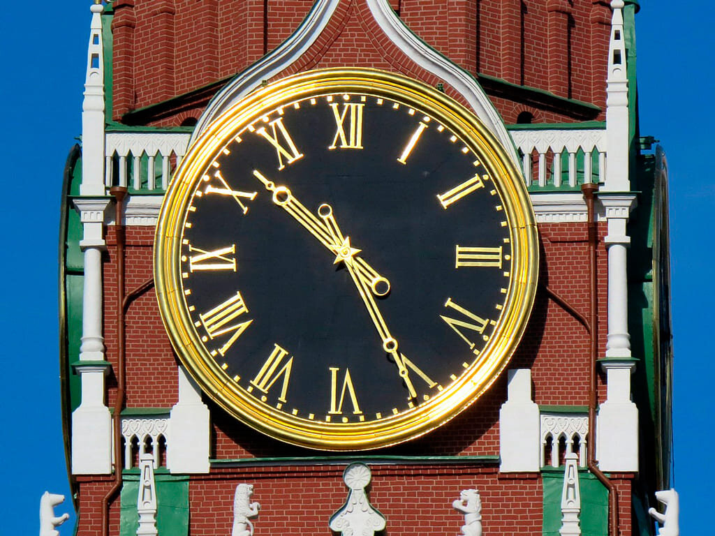 Время москва покажи. Куранты на Спасской башне Московского Кремля. Часы Спасской башни Московского Кремля. Часы-куранты на Спасской башне Московского Кремля. Кремлевские куранты часы на Спасской башне.