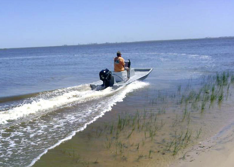 При постройке каждый лодки, способной двигаться по мелководью 10-15 см, специалисты компании проводят как модельные испытания, так и тесты прототипов.