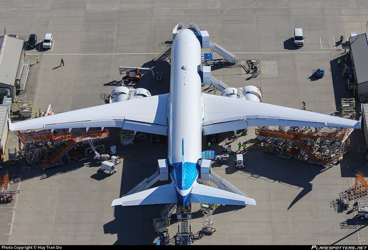 Boeing 777-9 на заводском аэродроме в штате Вашингтон